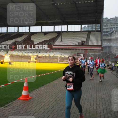 07.12.2025 - St. Pauli X-Mass-Run No. 15 Fabian Wolf http://msf.ph/oto/9407602 07.12.2025 11:05:48 Ziel 199, 831, 924, 925, 927, 929, 932, 973, 1046, 1049, 1092, 1196, 1208, 1428, 1432, 1840, 1841, 2006, 2254, 2884, 3272, 3278 meine-sportfotos.de