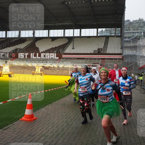 07.12.2025 - St. Pauli X-Mass-Run No. 15 Fabian Wolf http://msf.ph/oto/9407614 07.12.2025 11:05:51 Ziel 199, 298, 300, 659, 831, 924, 925, 927, 929, 932, 973, 1046, 1049, 1092, 1196, 1208, 1428, 1432, 1608, 2254, 2884, 3272, 3278 meine-sportfotos.de