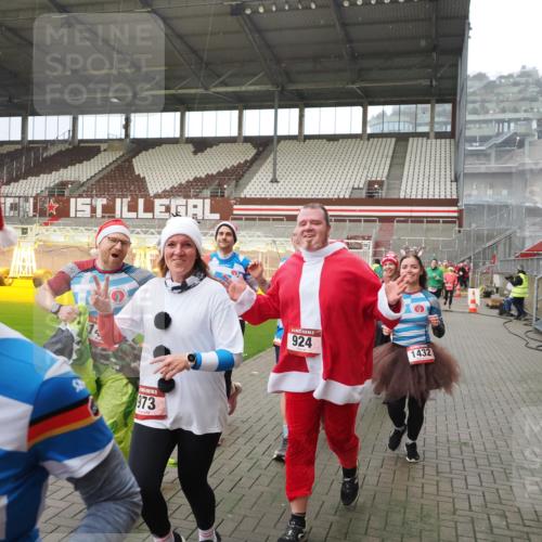 07.12.2025 - St. Pauli X-Mass-Run No. 15 Fabian Wolf http://msf.ph/oto/9407644 07.12.2025 11:05:53 Ziel 298, 300, 659, 831, 924, 925, 927, 929, 932, 973, 1092, 1196, 1208, 1428, 1432, 1608, 2254, 3272, 3278 meine-sportfotos.de