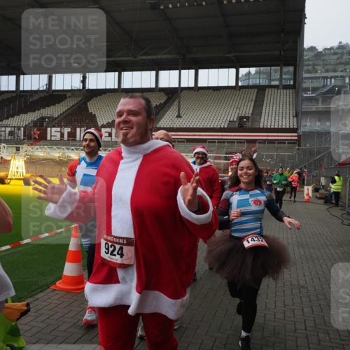 07.12.2025 - St. Pauli X-Mass-Run No. 15 Fabian Wolf http://msf.ph/oto/9407652 07.12.2025 11:05:54 Ziel 92, 298, 300, 659, 924, 925, 927, 929, 932, 973, 1025, 1092, 1196, 1208, 1428, 1432, 1608, 2254, 3272, 3278 meine-sportfotos.de