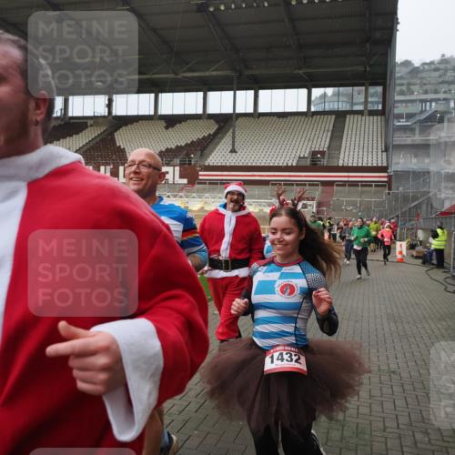 07.12.2025 - St. Pauli X-Mass-Run No. 15 Fabian Wolf http://msf.ph/oto/9407658 07.12.2025 11:05:54 Ziel 92, 298, 300, 659, 924, 925, 927, 929, 932, 973, 1025, 1092, 1196, 1208, 1428, 1432, 1608, 2254, 3272, 3278 meine-sportfotos.de