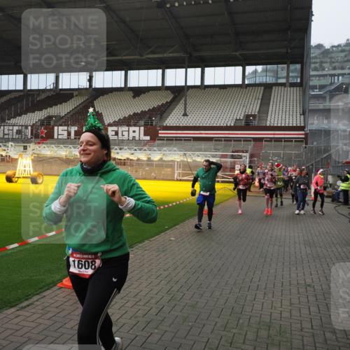 07.12.2025 - St. Pauli X-Mass-Run No. 15 Fabian Wolf http://msf.ph/oto/9407703 07.12.2025 11:05:59 Ziel 92, 298, 300, 659, 693, 854, 858, 878, 920, 924, 925, 927, 929, 932, 944, 973, 1024, 1025, 1092, 1196, 1208, 1428, 1429, 1430, 1432, 1608, 1648, 2243, 2245, 2254, 3272, 3278, 4583, 4585, 4587 meine-sportfotos.de