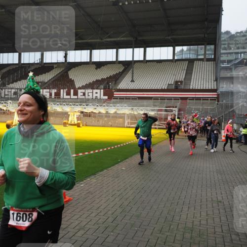07.12.2025 - St. Pauli X-Mass-Run No. 15 Fabian Wolf http://msf.ph/oto/9407706 07.12.2025 11:05:59 Ziel 92, 298, 300, 659, 693, 854, 858, 878, 920, 924, 925, 927, 929, 932, 944, 973, 1024, 1025, 1092, 1196, 1208, 1428, 1429, 1430, 1432, 1608, 1648, 2243, 2245, 2254, 3272, 3278, 4583, 4585, 4587 meine-sportfotos.de