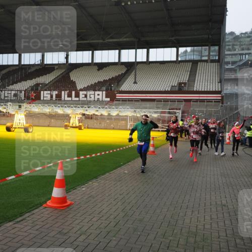 07.12.2025 - St. Pauli X-Mass-Run No. 15 Fabian Wolf http://msf.ph/oto/9407712 07.12.2025 11:05:59 Ziel 92, 298, 300, 659, 693, 854, 858, 878, 920, 924, 925, 927, 929, 932, 944, 973, 1024, 1025, 1092, 1196, 1208, 1428, 1429, 1430, 1432, 1608, 1648, 2243, 2245, 2254, 3272, 3278, 4583, 4585, 4587 meine-sportfotos.de