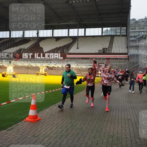 07.12.2025 - St. Pauli X-Mass-Run No. 15 Fabian Wolf http://msf.ph/oto/9407715 07.12.2025 11:06:00 Ziel 92, 298, 300, 659, 693, 854, 858, 878, 920, 924, 925, 927, 929, 932, 944, 973, 1024, 1025, 1092, 1208, 1223, 1229, 1428, 1429, 1430, 1432, 1608, 1648, 2243, 2245, 3272, 3278, 4583, 4585, 4587 meine-sportfotos.de