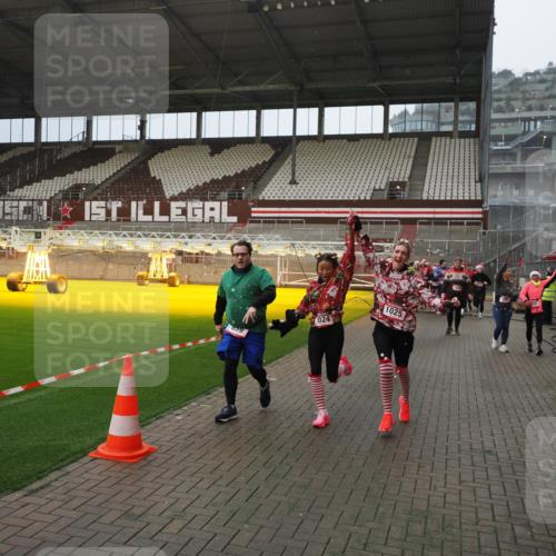 07.12.2025 - St. Pauli X-Mass-Run No. 15 Fabian Wolf http://msf.ph/oto/9407718 07.12.2025 11:06:01 Ziel 92, 298, 300, 402, 403, 659, 693, 854, 858, 878, 920, 924, 925, 927, 929, 932, 944, 973, 1024, 1025, 1092, 1208, 1223, 1229, 1428, 1429, 1430, 1432, 1608, 1648, 2243, 2245, 3272, 3278, 4583, 4585, 4587 meine-sportfotos.de