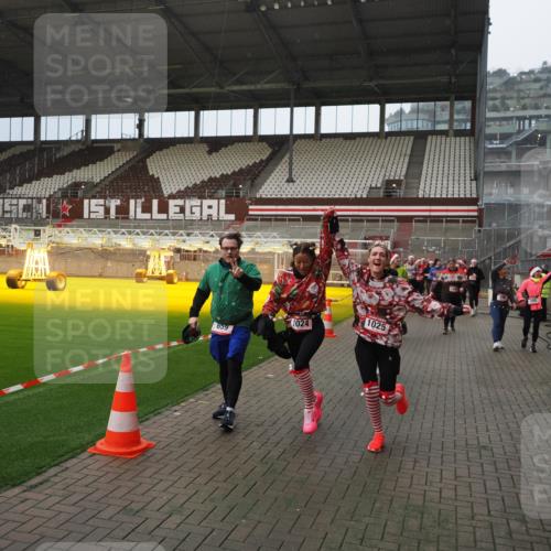 07.12.2025 - St. Pauli X-Mass-Run No. 15 Fabian Wolf http://msf.ph/oto/9407721 07.12.2025 11:06:01 Ziel 92, 298, 300, 402, 403, 659, 693, 854, 858, 878, 920, 924, 925, 927, 929, 932, 944, 973, 1024, 1025, 1092, 1208, 1223, 1229, 1428, 1429, 1430, 1432, 1608, 1648, 2243, 2245, 3272, 3278, 4583, 4585, 4587 meine-sportfotos.de