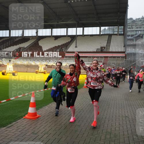 07.12.2025 - St. Pauli X-Mass-Run No. 15 Fabian Wolf http://msf.ph/oto/9407724 07.12.2025 11:06:01 Ziel 92, 298, 300, 402, 403, 659, 693, 854, 858, 878, 920, 924, 925, 927, 929, 932, 944, 973, 1024, 1025, 1092, 1208, 1223, 1229, 1428, 1429, 1430, 1432, 1608, 1648, 2243, 2245, 3272, 3278, 4583, 4585, 4587 meine-sportfotos.de