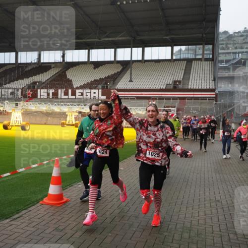 07.12.2025 - St. Pauli X-Mass-Run No. 15 Fabian Wolf http://msf.ph/oto/9407727 07.12.2025 11:06:01 Ziel 92, 298, 300, 402, 403, 659, 693, 854, 858, 878, 920, 924, 925, 927, 929, 932, 944, 973, 1024, 1025, 1092, 1208, 1223, 1229, 1428, 1429, 1430, 1432, 1608, 1648, 2243, 2245, 3272, 3278, 4583, 4585, 4587 meine-sportfotos.de