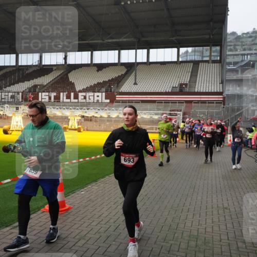 07.12.2025 - St. Pauli X-Mass-Run No. 15 Fabian Wolf http://msf.ph/oto/9407742 07.12.2025 11:06:02 Ziel 92, 298, 300, 402, 403, 659, 693, 854, 858, 878, 920, 924, 925, 927, 929, 944, 973, 1024, 1025, 1208, 1223, 1229, 1287, 1428, 1429, 1430, 1432, 1608, 1648, 2243, 2245, 3272, 3278, 4579, 4581, 4583, 4585, 4587 meine-sportfotos.de