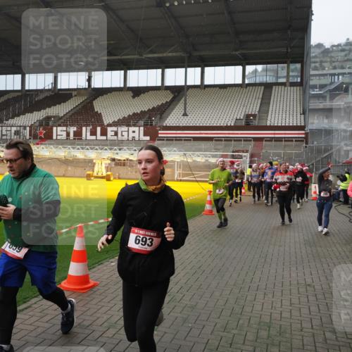 07.12.2025 - St. Pauli X-Mass-Run No. 15 Fabian Wolf http://msf.ph/oto/9407745 07.12.2025 11:06:02 Ziel 92, 298, 300, 402, 403, 659, 693, 854, 858, 878, 920, 924, 925, 927, 929, 944, 973, 1024, 1025, 1208, 1223, 1229, 1287, 1428, 1429, 1430, 1432, 1608, 1648, 2243, 2245, 3272, 3278, 4579, 4581, 4583, 4585, 4587 meine-sportfotos.de
