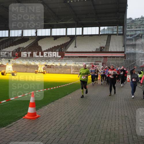 07.12.2025 - St. Pauli X-Mass-Run No. 15 Fabian Wolf http://msf.ph/oto/9407754 07.12.2025 11:06:03 Ziel 92, 298, 300, 402, 403, 556, 659, 693, 854, 858, 878, 920, 927, 929, 944, 973, 1024, 1025, 1208, 1223, 1229, 1287, 1428, 1429, 1430, 1432, 1608, 1648, 2243, 2245, 3272, 3278, 4579, 4581, 4583, 4585, 4587 meine-sportfotos.de