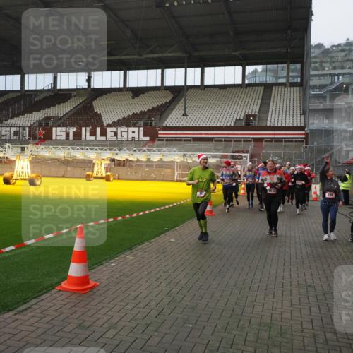 07.12.2025 - St. Pauli X-Mass-Run No. 15 Fabian Wolf http://msf.ph/oto/9407757 07.12.2025 11:06:03 Ziel 92, 298, 300, 402, 403, 556, 659, 693, 854, 858, 878, 920, 927, 929, 944, 973, 1024, 1025, 1208, 1223, 1229, 1287, 1428, 1429, 1430, 1432, 1608, 1648, 2243, 2245, 3272, 3278, 4579, 4581, 4583, 4585, 4587 meine-sportfotos.de