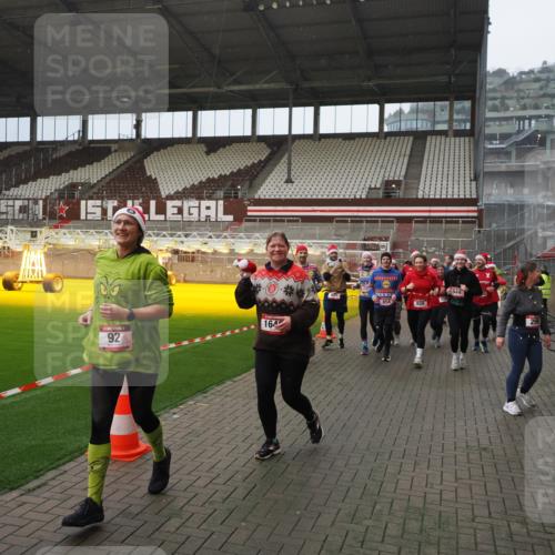 07.12.2025 - St. Pauli X-Mass-Run No. 15 Fabian Wolf http://msf.ph/oto/9407775 07.12.2025 11:06:05 Ziel 92, 298, 300, 402, 403, 556, 659, 693, 854, 858, 878, 920, 944, 1024, 1025, 1223, 1229, 1287, 1429, 1430, 1608, 1648, 2243, 2245, 4579, 4581, 4583, 4585, 4587 meine-sportfotos.de