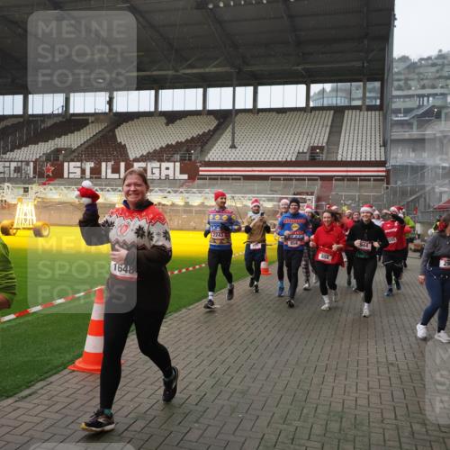 07.12.2025 - St. Pauli X-Mass-Run No. 15 Fabian Wolf http://msf.ph/oto/9407778 07.12.2025 11:06:06 Ziel 92, 298, 300, 402, 403, 556, 659, 693, 854, 858, 878, 920, 944, 1024, 1025, 1223, 1229, 1287, 1429, 1430, 1608, 1648, 2243, 2245, 4579, 4581, 4583, 4585, 4587 meine-sportfotos.de