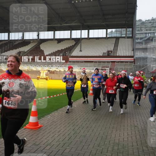 07.12.2025 - St. Pauli X-Mass-Run No. 15 Fabian Wolf http://msf.ph/oto/9407784 07.12.2025 11:06:06 Ziel 92, 298, 300, 402, 403, 556, 659, 693, 854, 858, 878, 920, 944, 1024, 1025, 1223, 1229, 1287, 1429, 1430, 1608, 1648, 2243, 2245, 4579, 4581, 4583, 4585, 4587 meine-sportfotos.de