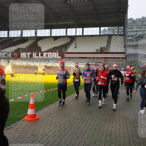 07.12.2025 - St. Pauli X-Mass-Run No. 15 Fabian Wolf http://msf.ph/oto/9407787 07.12.2025 11:06:06 Ziel 92, 298, 300, 402, 403, 556, 659, 693, 854, 858, 878, 920, 944, 1024, 1025, 1223, 1229, 1287, 1429, 1430, 1608, 1648, 2243, 2245, 4579, 4581, 4583, 4585, 4587 meine-sportfotos.de