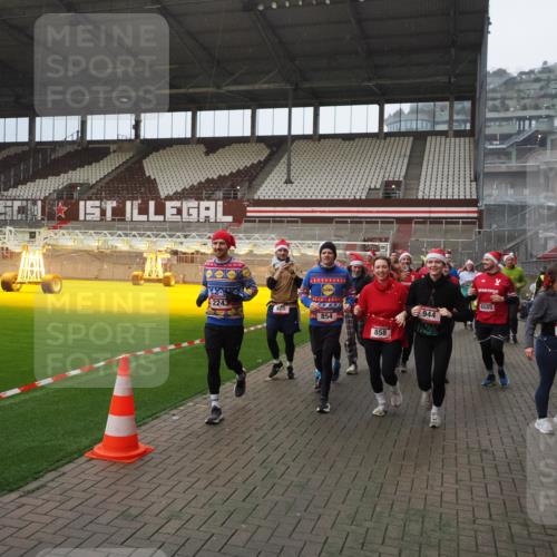 07.12.2025 - St. Pauli X-Mass-Run No. 15 Fabian Wolf http://msf.ph/oto/9407790 07.12.2025 11:06:07 Ziel 92, 298, 300, 402, 403, 556, 659, 693, 854, 858, 878, 920, 944, 1024, 1025, 1223, 1229, 1287, 1429, 1430, 1608, 1648, 2243, 2245, 4579, 4581, 4583, 4585, 4587 meine-sportfotos.de