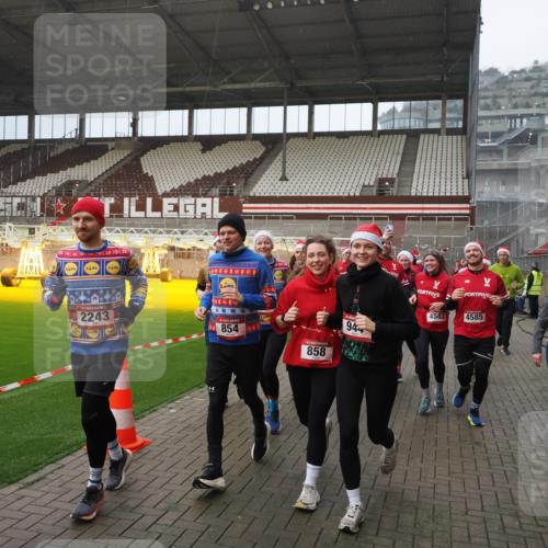 07.12.2025 - St. Pauli X-Mass-Run No. 15 Fabian Wolf http://msf.ph/oto/9407805 07.12.2025 11:06:08 Ziel 92, 204, 298, 300, 402, 403, 414, 556, 659, 693, 854, 858, 878, 920, 944, 1024, 1025, 1223, 1229, 1287, 1429, 1430, 1608, 1648, 2243, 2245, 4579, 4581, 4583, 4585, 4587 meine-sportfotos.de
