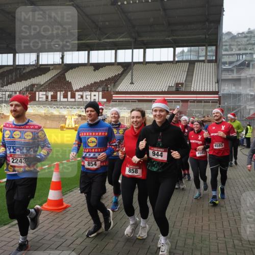 07.12.2025 - St. Pauli X-Mass-Run No. 15 Fabian Wolf http://msf.ph/oto/9407808 07.12.2025 11:06:08 Ziel 92, 204, 298, 300, 402, 403, 414, 556, 659, 693, 854, 858, 878, 920, 944, 1024, 1025, 1223, 1229, 1287, 1429, 1430, 1608, 1648, 2243, 2245, 4579, 4581, 4583, 4585, 4587 meine-sportfotos.de