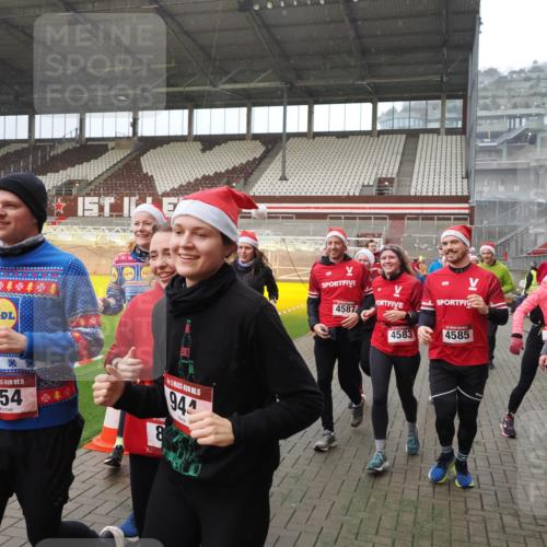 07.12.2025 - St. Pauli X-Mass-Run No. 15 Fabian Wolf http://msf.ph/oto/9407817 07.12.2025 11:06:08 Ziel 92, 204, 298, 300, 402, 403, 414, 556, 659, 693, 854, 858, 878, 920, 944, 1024, 1025, 1223, 1229, 1287, 1429, 1430, 1608, 1648, 2243, 2245, 4579, 4581, 4583, 4585, 4587 meine-sportfotos.de