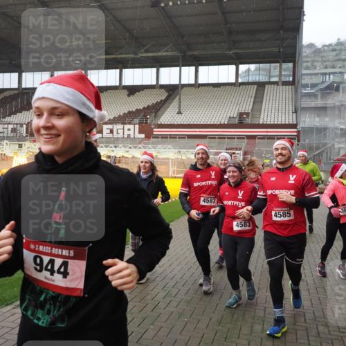 07.12.2025 - St. Pauli X-Mass-Run No. 15 Fabian Wolf http://msf.ph/oto/9407820 07.12.2025 11:06:09 Ziel 92, 204, 298, 300, 402, 403, 414, 556, 659, 693, 854, 858, 878, 920, 944, 1024, 1025, 1223, 1229, 1287, 1429, 1430, 1608, 1648, 2243, 2245, 4579, 4581, 4583, 4585, 4587 meine-sportfotos.de