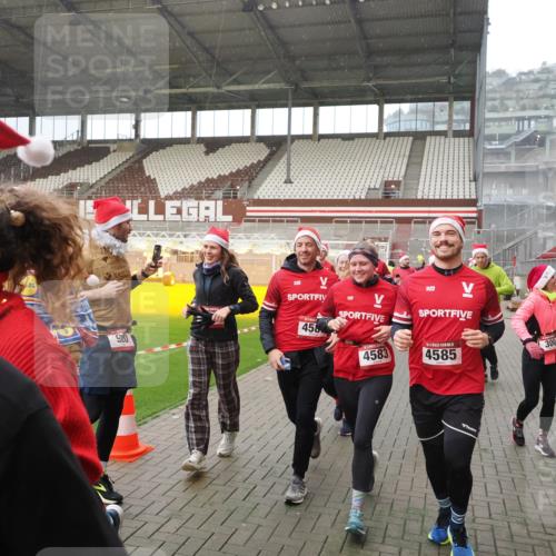 07.12.2025 - St. Pauli X-Mass-Run No. 15 Fabian Wolf http://msf.ph/oto/9407823 07.12.2025 11:06:09 Ziel 92, 204, 298, 300, 402, 403, 414, 556, 659, 693, 854, 858, 878, 920, 944, 1024, 1025, 1223, 1229, 1287, 1429, 1430, 1608, 1648, 2243, 2245, 4579, 4581, 4583, 4585, 4587 meine-sportfotos.de