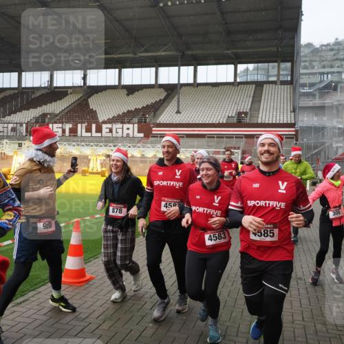 07.12.2025 - St. Pauli X-Mass-Run No. 15 Fabian Wolf http://msf.ph/oto/9407825 07.12.2025 11:06:09 Ziel 92, 204, 298, 300, 402, 403, 414, 556, 659, 693, 854, 858, 878, 920, 944, 1024, 1025, 1223, 1229, 1287, 1429, 1430, 1608, 1648, 2243, 2245, 4579, 4581, 4583, 4585, 4587 meine-sportfotos.de