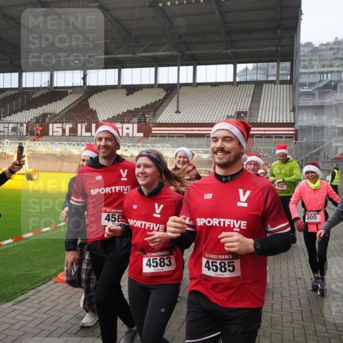 07.12.2025 - St. Pauli X-Mass-Run No. 15 Fabian Wolf http://msf.ph/oto/9407831 07.12.2025 11:06:09 Ziel 92, 204, 298, 300, 402, 403, 414, 556, 659, 693, 854, 858, 878, 920, 944, 1024, 1025, 1223, 1229, 1287, 1429, 1430, 1608, 1648, 2243, 2245, 4579, 4581, 4583, 4585, 4587 meine-sportfotos.de