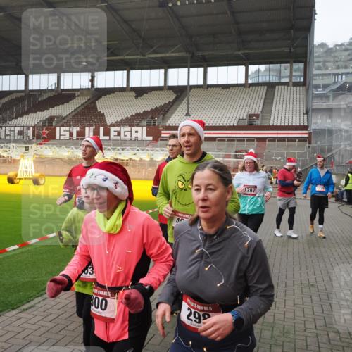 07.12.2025 - St. Pauli X-Mass-Run No. 15 Fabian Wolf http://msf.ph/oto/9407862 07.12.2025 11:06:11 Ziel 92, 204, 300, 402, 403, 414, 556, 659, 693, 854, 858, 878, 920, 944, 1024, 1025, 1223, 1229, 1287, 1403, 1429, 1430, 1648, 2243, 2245, 4579, 4581, 4583, 4585, 4587 meine-sportfotos.de