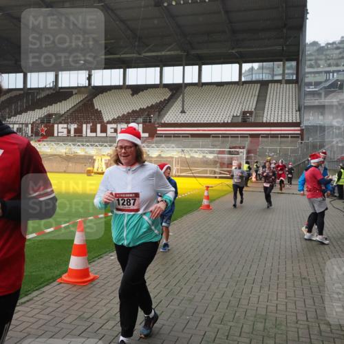 07.12.2025 - St. Pauli X-Mass-Run No. 15 Fabian Wolf http://msf.ph/oto/9407883 07.12.2025 11:06:13 Ziel 92, 204, 402, 403, 414, 474, 486, 556, 693, 854, 858, 878, 920, 944, 1024, 1025, 1223, 1229, 1287, 1403, 1429, 1430, 1648, 2243, 2245, 4579, 4581, 4583, 4585, 4587 meine-sportfotos.de