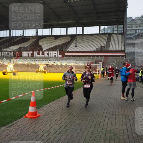 07.12.2025 - St. Pauli X-Mass-Run No. 15 Fabian Wolf http://msf.ph/oto/9407920 07.12.2025 11:06:15 Ziel 204, 402, 403, 414, 474, 486, 556, 693, 854, 858, 878, 920, 944, 1024, 1223, 1229, 1287, 1403, 1429, 1430, 1648, 2243, 2245, 4579, 4581, 4583, 4585, 4587 meine-sportfotos.de