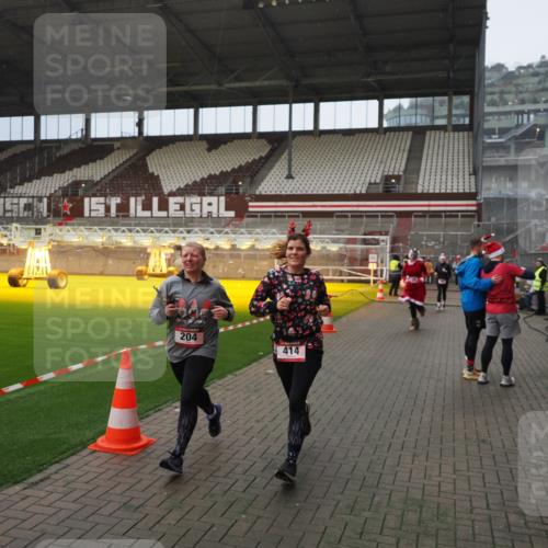 07.12.2025 - St. Pauli X-Mass-Run No. 15 Fabian Wolf http://msf.ph/oto/9407928 07.12.2025 11:06:16 Ziel 204, 402, 403, 414, 474, 486, 556, 854, 858, 878, 920, 944, 1223, 1229, 1287, 1403, 1429, 1430, 2243, 2245, 4579, 4581, 4583, 4585, 4587 meine-sportfotos.de