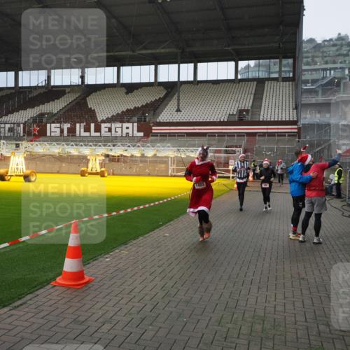 07.12.2025 - St. Pauli X-Mass-Run No. 15 Fabian Wolf http://msf.ph/oto/9407934 07.12.2025 11:06:18 Ziel 204, 402, 403, 414, 474, 486, 556, 854, 858, 878, 920, 1223, 1229, 1287, 1403, 1429, 1430, 1442, 2245, 4579, 4581, 4583, 4585, 4587 meine-sportfotos.de