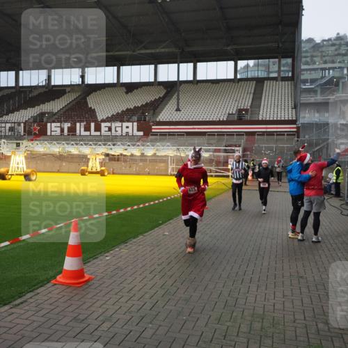 07.12.2025 - St. Pauli X-Mass-Run No. 15 Fabian Wolf http://msf.ph/oto/9407937 07.12.2025 11:06:18 Ziel 204, 402, 403, 414, 474, 486, 556, 854, 858, 878, 920, 1223, 1229, 1287, 1403, 1429, 1430, 1442, 2245, 4579, 4581, 4583, 4585, 4587 meine-sportfotos.de