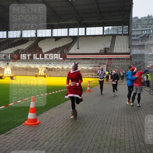 07.12.2025 - St. Pauli X-Mass-Run No. 15 Fabian Wolf http://msf.ph/oto/9407943 07.12.2025 11:06:19 Ziel 204, 402, 403, 414, 474, 486, 556, 1223, 1229, 1287, 1403, 1429, 1430, 1440, 1442, 4579, 4581, 4583, 4585, 4587 meine-sportfotos.de