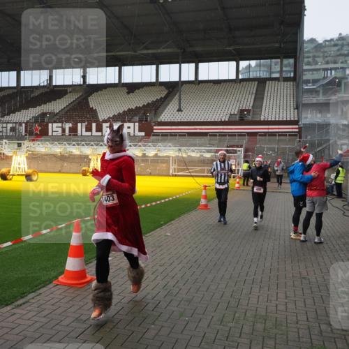 07.12.2025 - St. Pauli X-Mass-Run No. 15 Fabian Wolf http://msf.ph/oto/9407953 07.12.2025 11:06:19 Ziel 204, 402, 403, 414, 474, 486, 556, 1223, 1229, 1287, 1403, 1429, 1430, 1440, 1442, 4579, 4581, 4583, 4585, 4587 meine-sportfotos.de