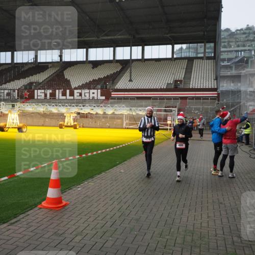 07.12.2025 - St. Pauli X-Mass-Run No. 15 Fabian Wolf http://msf.ph/oto/9407959 07.12.2025 11:06:20 Ziel 204, 402, 403, 414, 474, 486, 556, 1223, 1229, 1287, 1403, 1440, 1442, 4579, 4581 meine-sportfotos.de