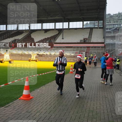07.12.2025 - St. Pauli X-Mass-Run No. 15 Fabian Wolf http://msf.ph/oto/9407971 07.12.2025 11:06:21 Ziel 204, 402, 403, 414, 474, 486, 556, 1287, 1403, 1440, 1442, 4579, 4581 meine-sportfotos.de