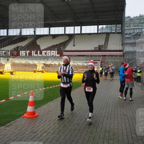 07.12.2025 - St. Pauli X-Mass-Run No. 15 Fabian Wolf http://msf.ph/oto/9407974 07.12.2025 11:06:21 Ziel 204, 402, 403, 414, 474, 486, 556, 1287, 1403, 1440, 1442, 4579, 4581 meine-sportfotos.de