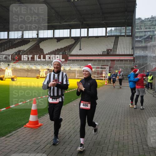 07.12.2025 - St. Pauli X-Mass-Run No. 15 Fabian Wolf http://msf.ph/oto/9407980 07.12.2025 11:06:22 Ziel 204, 414, 474, 486, 556, 1287, 1403, 1440, 1442, 4579, 4581 meine-sportfotos.de