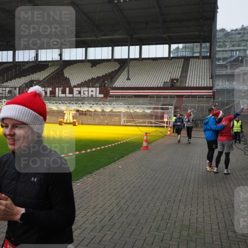 07.12.2025 - St. Pauli X-Mass-Run No. 15 Fabian Wolf http://msf.ph/oto/9407991 07.12.2025 11:06:22 Ziel 204, 414, 474, 486, 556, 1287, 1403, 1440, 1442, 4579, 4581 meine-sportfotos.de