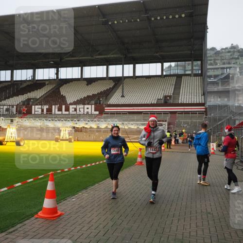 07.12.2025 - St. Pauli X-Mass-Run No. 15 Fabian Wolf http://msf.ph/oto/9408015 07.12.2025 11:06:26 Ziel 204, 414, 474, 486, 1403, 1440, 1442, 1556, 1564 meine-sportfotos.de