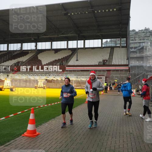 07.12.2025 - St. Pauli X-Mass-Run No. 15 Fabian Wolf http://msf.ph/oto/9408018 07.12.2025 11:06:26 Ziel 204, 414, 474, 486, 1403, 1440, 1442, 1556, 1564 meine-sportfotos.de