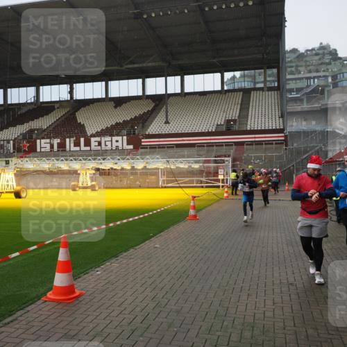 07.12.2025 - St. Pauli X-Mass-Run No. 15 Fabian Wolf http://msf.ph/oto/9408036 07.12.2025 11:06:29 Ziel 474, 486, 1286, 1403, 1440, 1442, 1556, 1564 meine-sportfotos.de