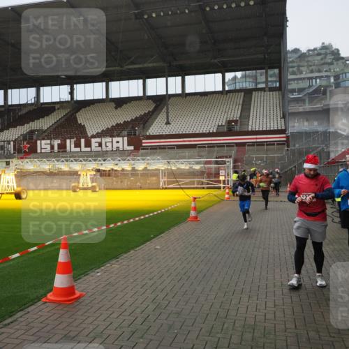 07.12.2025 - St. Pauli X-Mass-Run No. 15 Fabian Wolf http://msf.ph/oto/9408039 07.12.2025 11:06:30 Ziel 474, 486, 1285, 1286, 1403, 1440, 1442, 1556, 1564 meine-sportfotos.de
