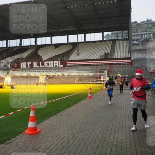 07.12.2025 - St. Pauli X-Mass-Run No. 15 Fabian Wolf http://msf.ph/oto/9408043 07.12.2025 11:06:30 Ziel 474, 486, 1285, 1286, 1403, 1440, 1442, 1556, 1564 meine-sportfotos.de