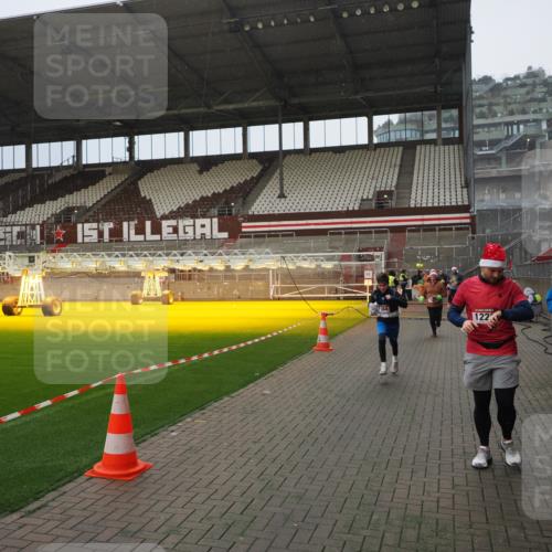 07.12.2025 - St. Pauli X-Mass-Run No. 15 Fabian Wolf http://msf.ph/oto/9408046 07.12.2025 11:06:30 Ziel 474, 486, 1285, 1286, 1403, 1440, 1442, 1556, 1564 meine-sportfotos.de