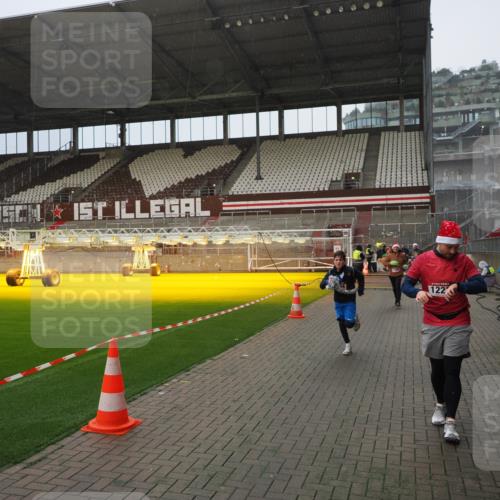 07.12.2025 - St. Pauli X-Mass-Run No. 15 Fabian Wolf http://msf.ph/oto/9408048 07.12.2025 11:06:30 Ziel 474, 486, 1285, 1286, 1403, 1440, 1442, 1556, 1564 meine-sportfotos.de