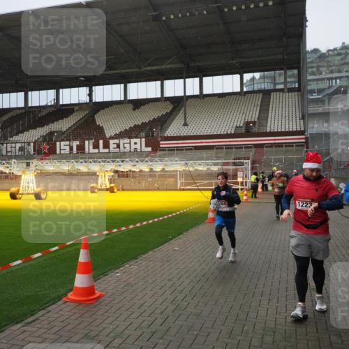 07.12.2025 - St. Pauli X-Mass-Run No. 15 Fabian Wolf http://msf.ph/oto/9408055 07.12.2025 11:06:31 Ziel 474, 486, 565, 1285, 1286, 1403, 1440, 1442, 1556, 1564 meine-sportfotos.de